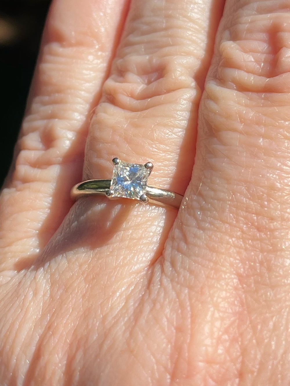Elegant Solitaire Ring in White Gold with Genuine Princess Cut Diamond